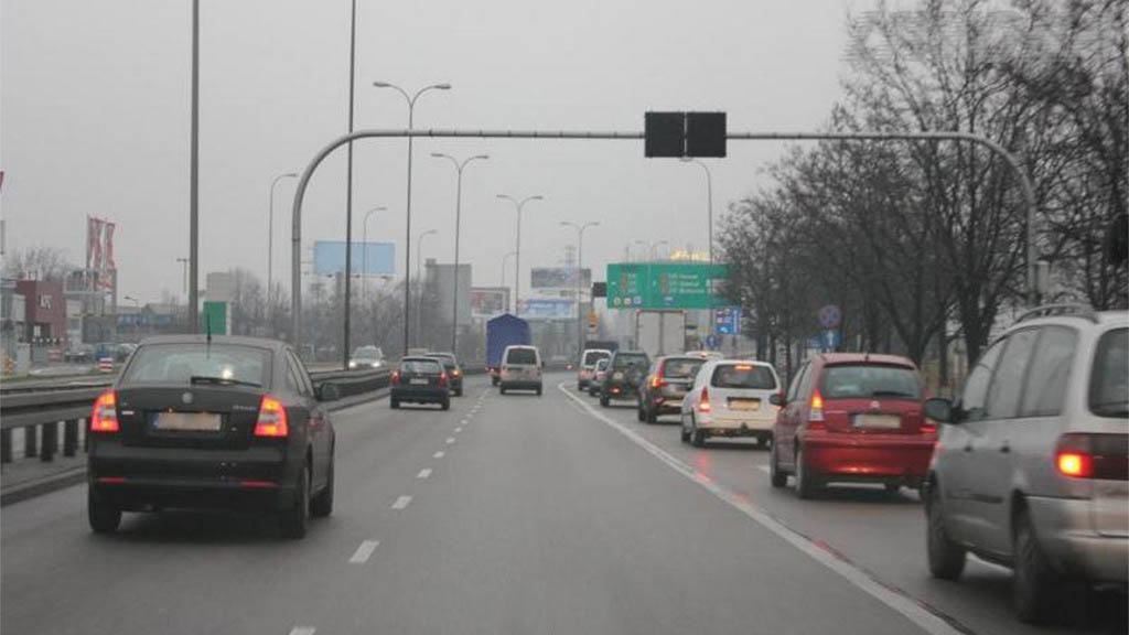 Pytanie Q-1753: Czy w widocznej sytuacji masz prawo zmienić pas ruchu na prawy?