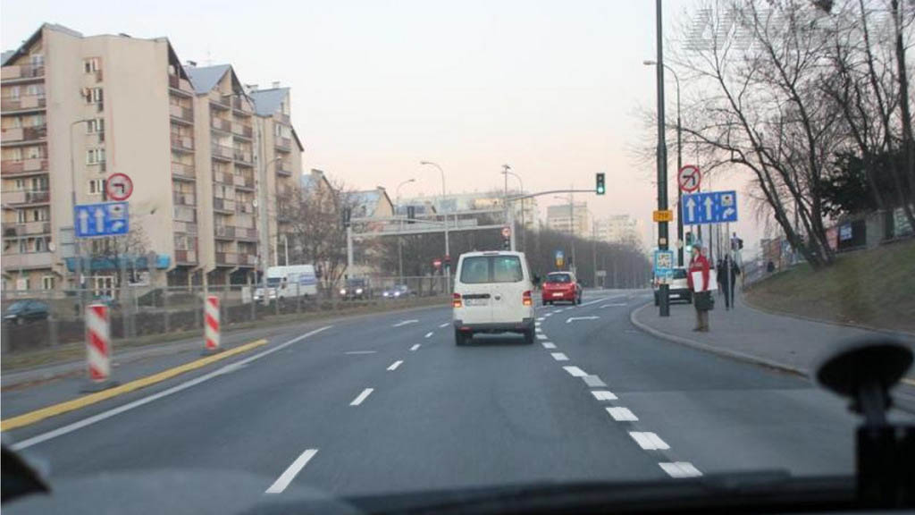 Pytanie Q-1765: Czy w widocznej sytuacji znaki poziome na jezdni zezwalają na zmianę pasa ruchu na lewy?