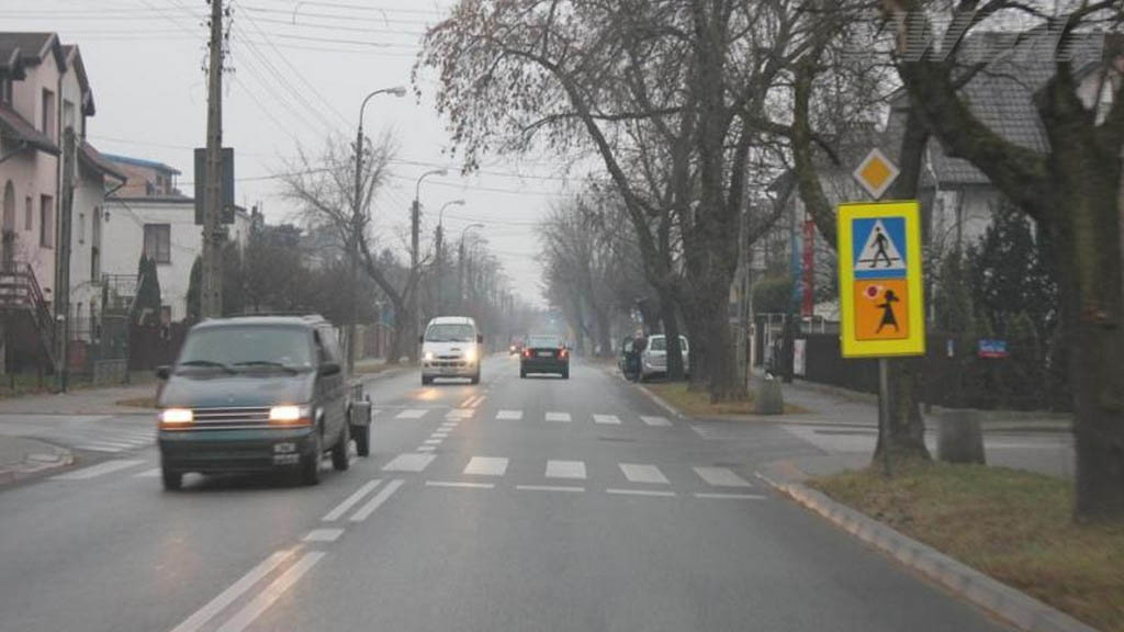 Pytanie Q-1950: W którym z wymienionych przypadków masz obowiązek zmienić światła drogowe na mijania?