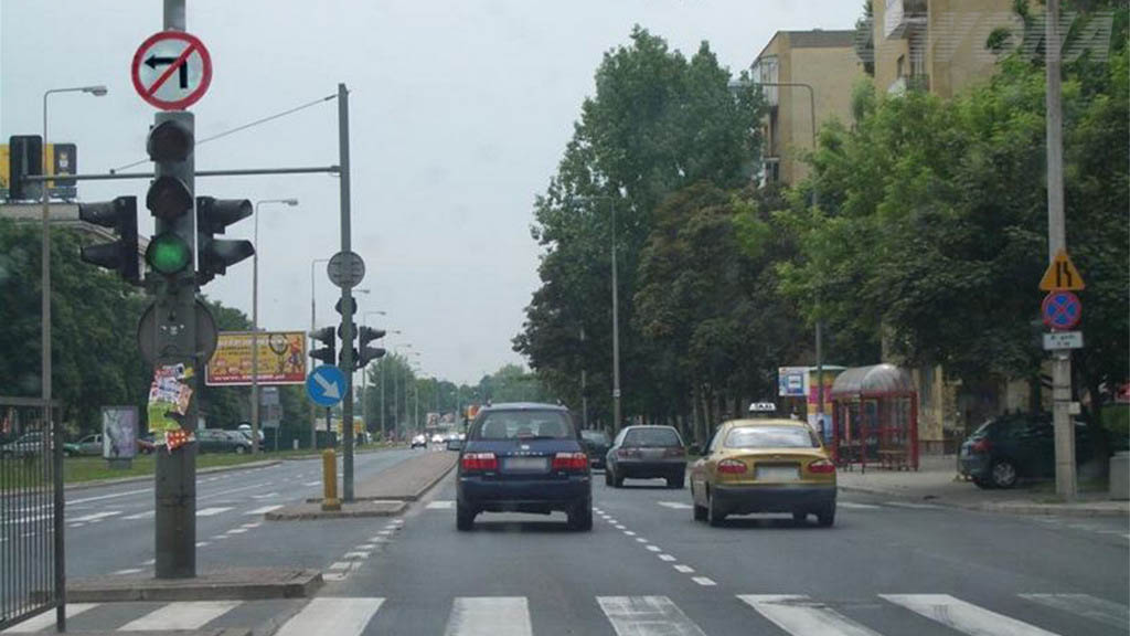 Pytanie Q-1729: Czy w widocznej sytuacji masz prawo zawrócić na skrzyżowaniu?