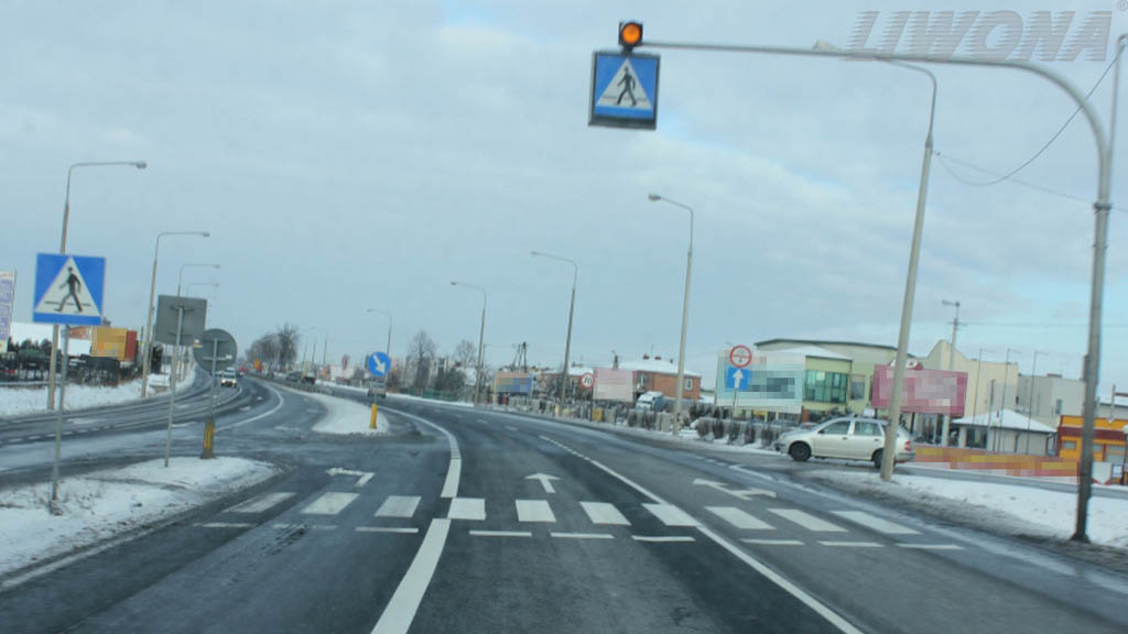 Pytanie Q-1659: Czy w takim miejscu na drodze dopuszcza się wyprzedzanie pojazdu silnikowego?