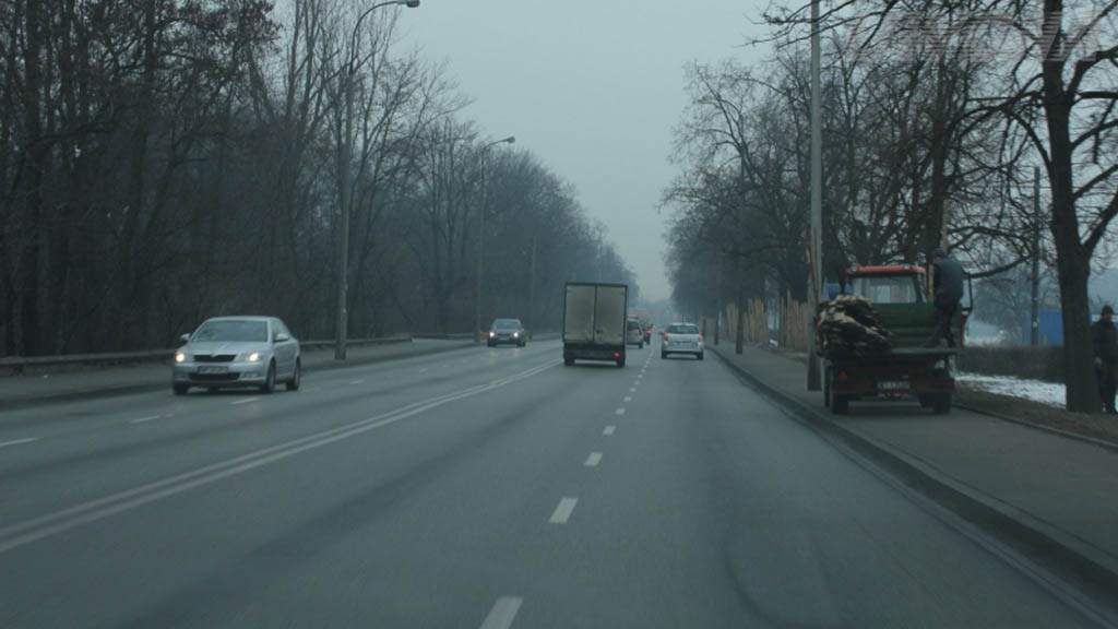 Pytanie Q-2457: Czy na tej drodze poza obszarem zabudowanym dopuszcza się wyprzedzanie pojazdu silnikowego z prawej strony?