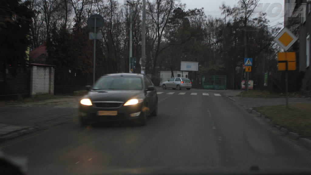 Pytanie Q-1675: Czy w dzień zabronione jest ostrzeganie światłami drogowymi, jeżeli może spowodować to oślepienie innych kierujących?