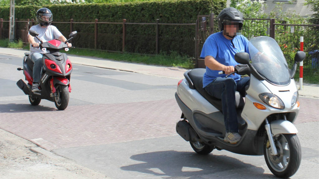 Pytanie Q-1974: Czy posiadając prawo jazdy kat. B od co najmniej 3 lat, masz prawo kierować motocyklem o pojemności skokowej silnika nie większej niż 125 cm3?
