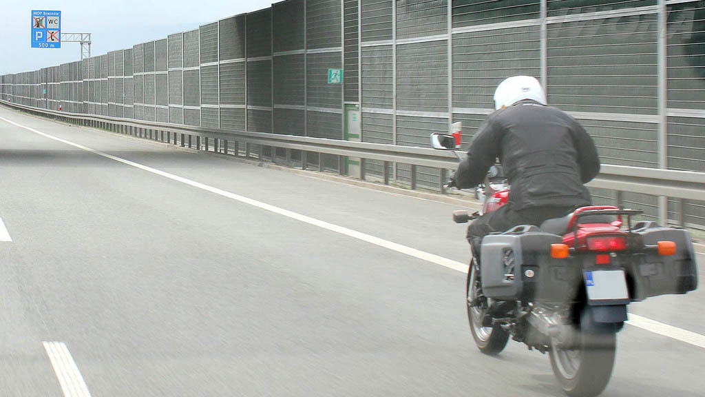 Pytanie Q-1938: Jaki odstęp należy zachować wyprzedzając motocyklistę?