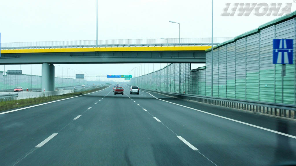 Pytanie Q-1956: Które w wymienionych elementów drogi powinieneś obserwować podczas jazdy autostradą?