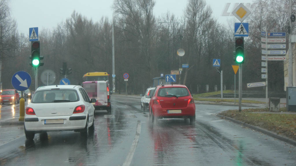 Pytanie Q-1959: Jak powinieneś zachować się wjeżdżając na odcinek drogi pokryty kałużami?