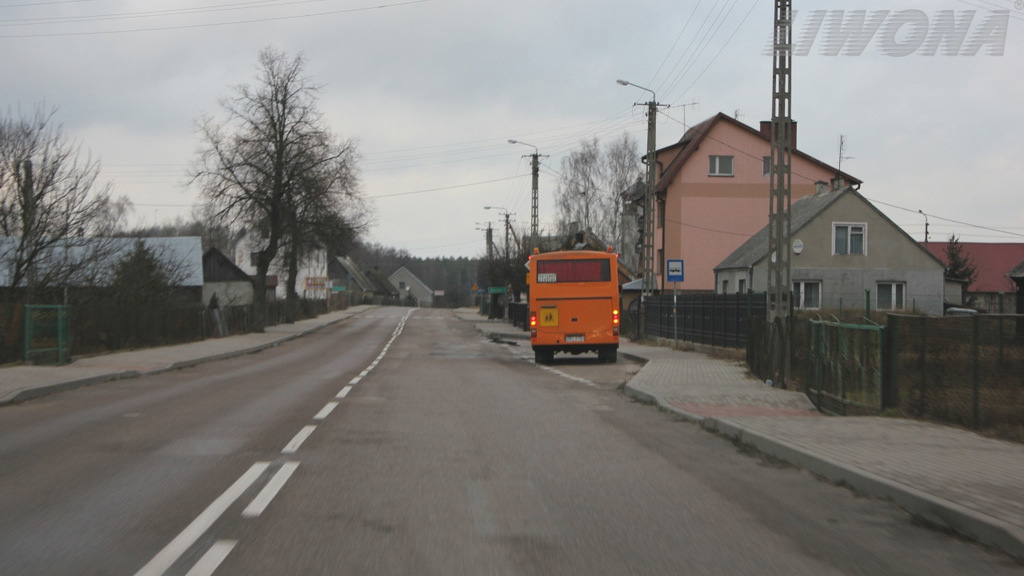 Pytanie Q-1658: Czy zbliżając się do miejsca postoju autobusu szkolnego poza obszarem zabudowanym masz obowiązek umożliwić kierującemu tym autobusem wjazd na jezdnię, o ile sygnalizuje on zamiar wykonania takiego manewru?