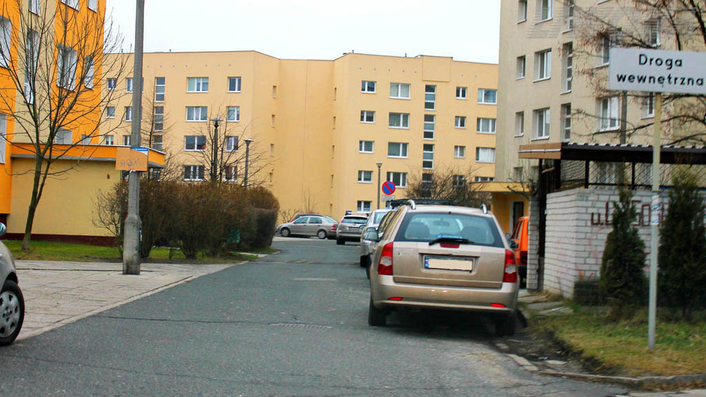 Pytanie Q-1760: Czy na drodze wewnętrznej, oznaczonej odpowiednim znakiem drogowym, masz obowiązek stosować się do umieszczonych tutaj znaków drogowych?