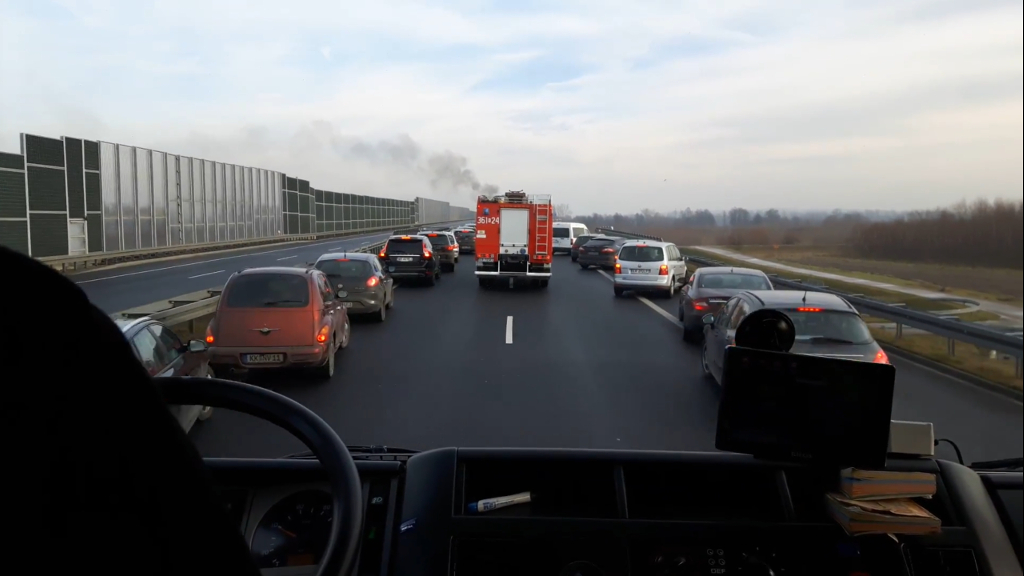 Pytanie Q-2133: Czy z drogi przejazdu pojazdu uprzywilejowanego utworzonej w sposób przedstawiony na zdjęciu może skorzystać kierujący pojazdem pomocy drogowej biorący udział w akcji ratowniczej ?