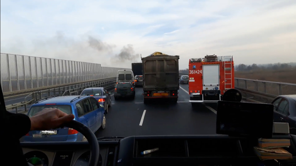 Pytanie Q-2130: Czy kierujący zespołem pojazdów, który zatrzymał się na środku tej jezdni, zachował się prawidłowo wobec kierującego pojazdem uprzywilejowanym straży pożarnej ?