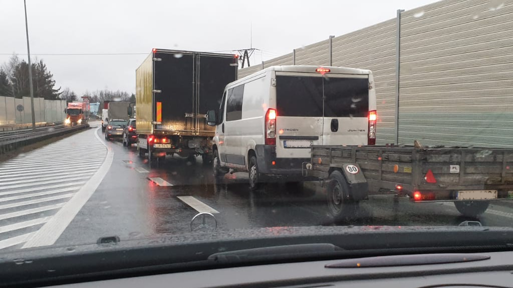 Pytanie Q-2136: Czy w tej sytuacji kierujący pojazdem poruszającym się prawym pasem ruchu jest obowiązany umożliwić tobie zmianę pasa ruchu ?