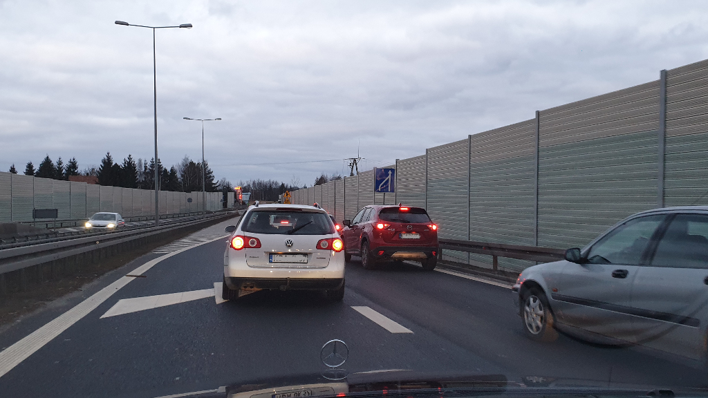 Pytanie Q-2135: Czy kierujący pojazdem poruszający się sąsiednim pasem ruchu jest obowiązany bezpośrednio przed miejscem zanikania pasa ruchu umożliwić pojazdowi jadącemu przed Tobą zmianę pasa ruchu na prawy?