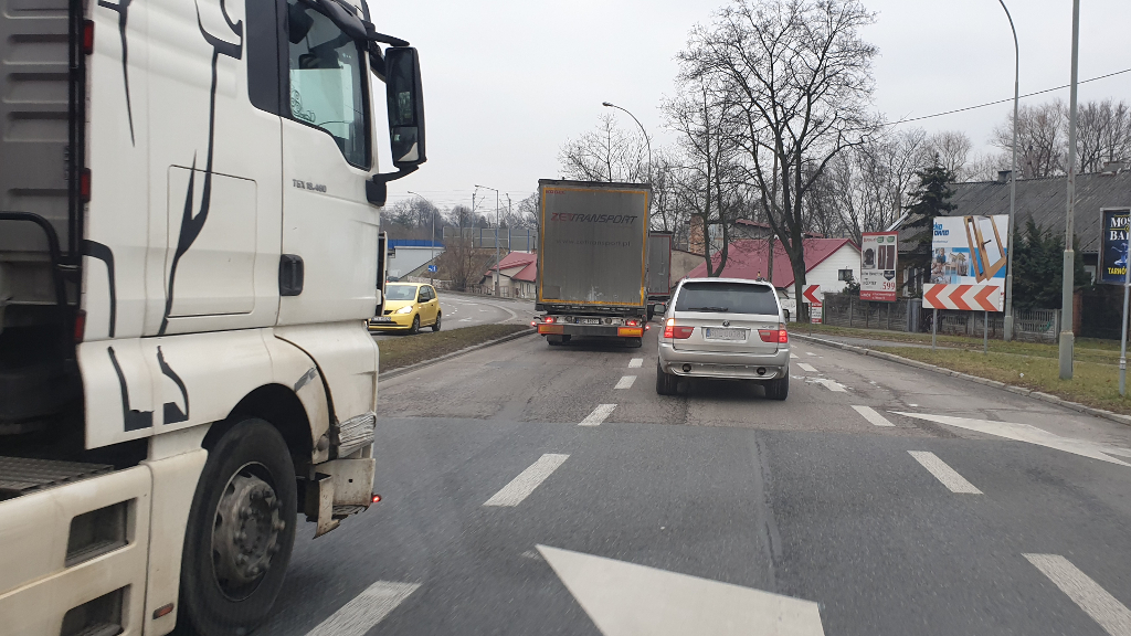 Pytanie Q-2147: Czy kierujący ma obowiązek stosować tzw. 'jazdę na suwak', gdy nie ma znacznego zmniejszenia prędkości ?