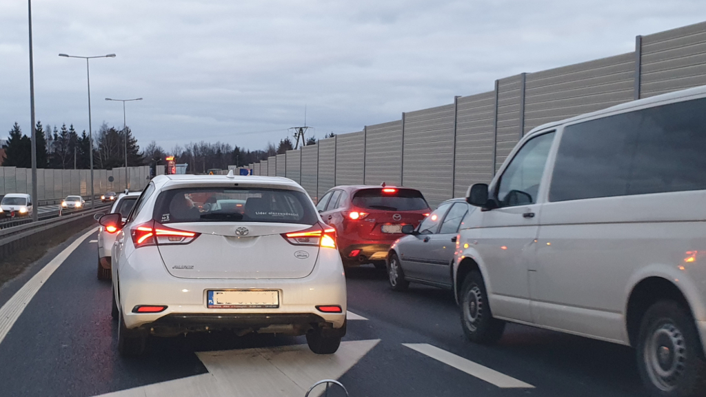 Pytanie Q-2137: Czy kierujący poruszający się prawym pasem ruchu jest obowiązany umożliwić już w tym miejscu zmianę pasa ruchu pojazdowi jadącemu przed Tobą?