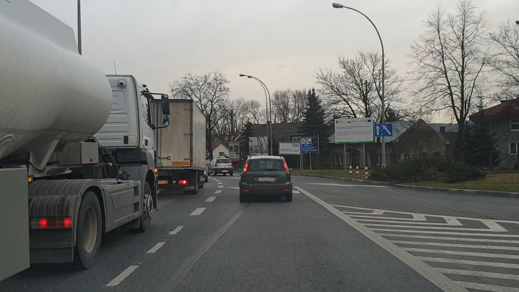Pytanie Q-2134: Czy kierujący jadący lewym pasem ruchu ciągnikiem siodłowym z cysterną ma obowiązek już w tym miejscu umożliwić pojazdowi jadącemu przed Tobą zmianę pasa ruchu na sąsiedni?