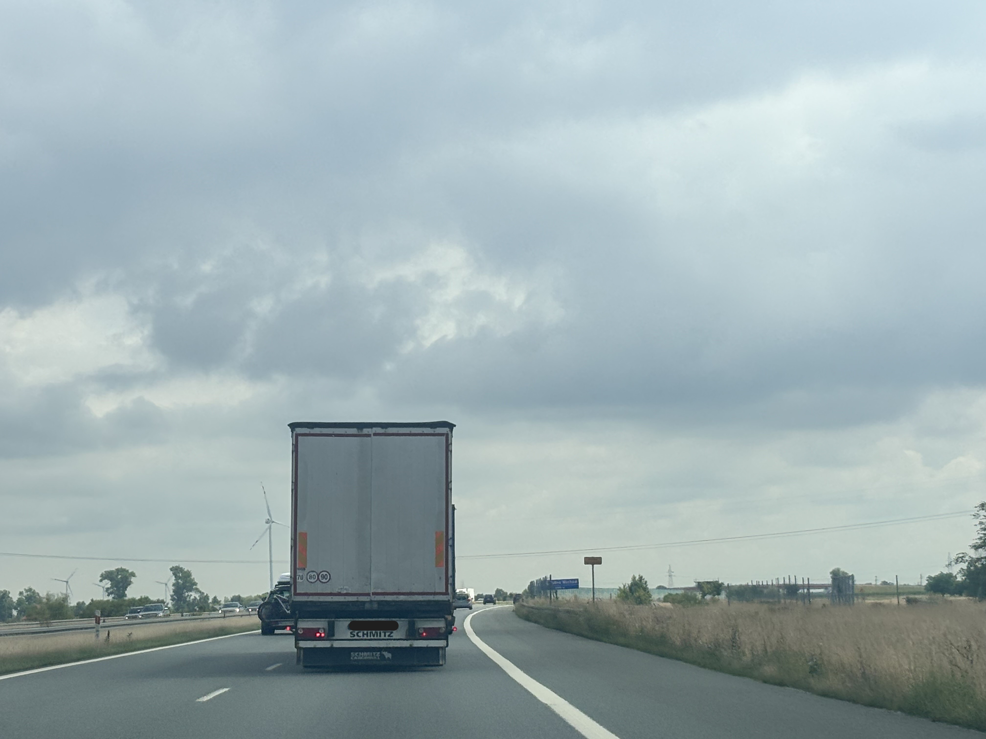 Pytanie Q-2572: Czy w przedstawionej sytuacji jadąc autostradą samochodem ciężarowym o maksymalnej masie całkowitej powyżej 3,5 t wolno Ci wyprzedzić pojazd samochodowy poruszający się z nieznacznie mniejszą prędkością od Twojej?