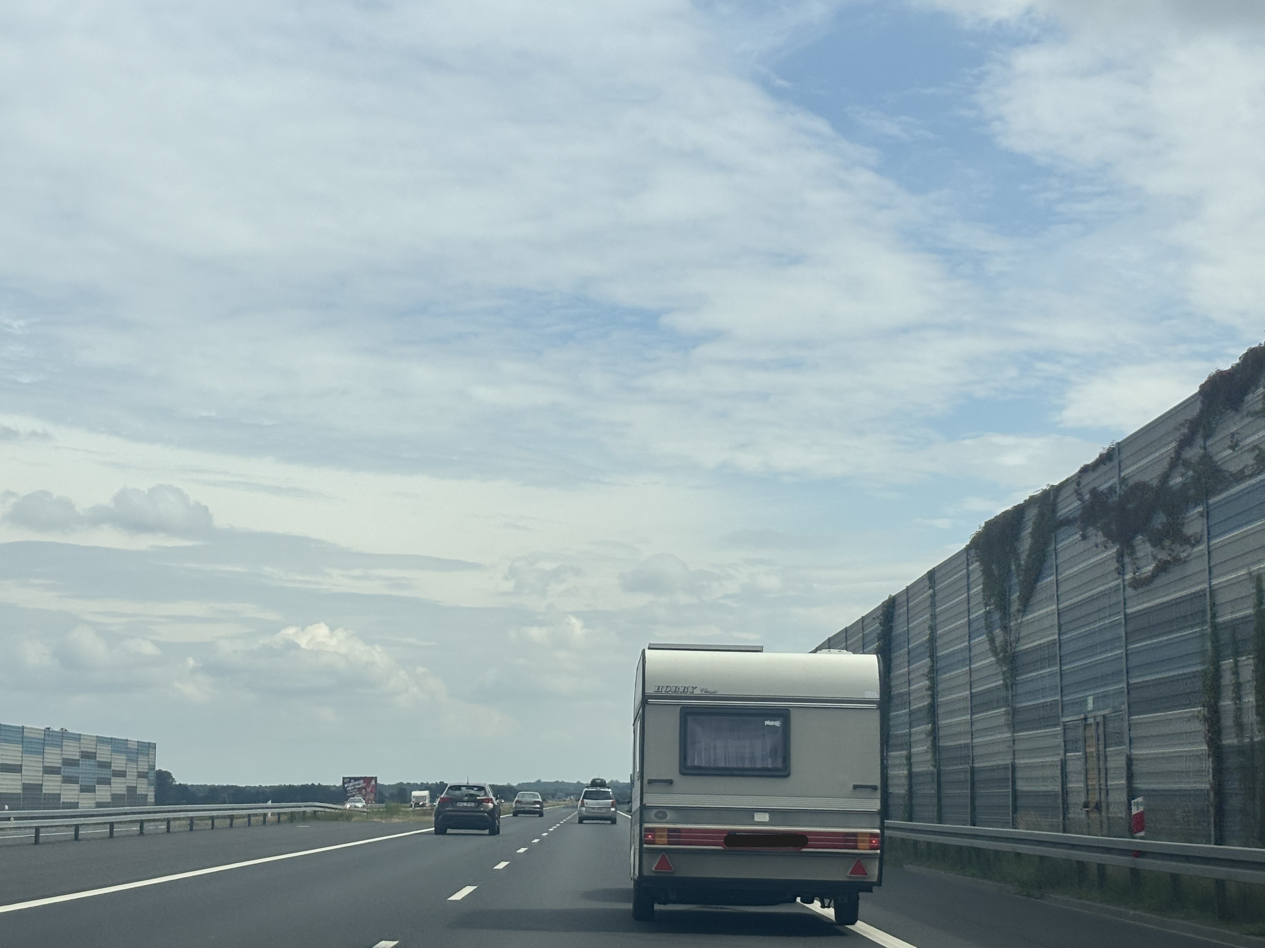 Pytanie Q-2612: Czy podczas wyprzedzania na autostradzie samochodem osobowym z przyczepą lekką możesz przekroczyć prędkość 80 km/h?