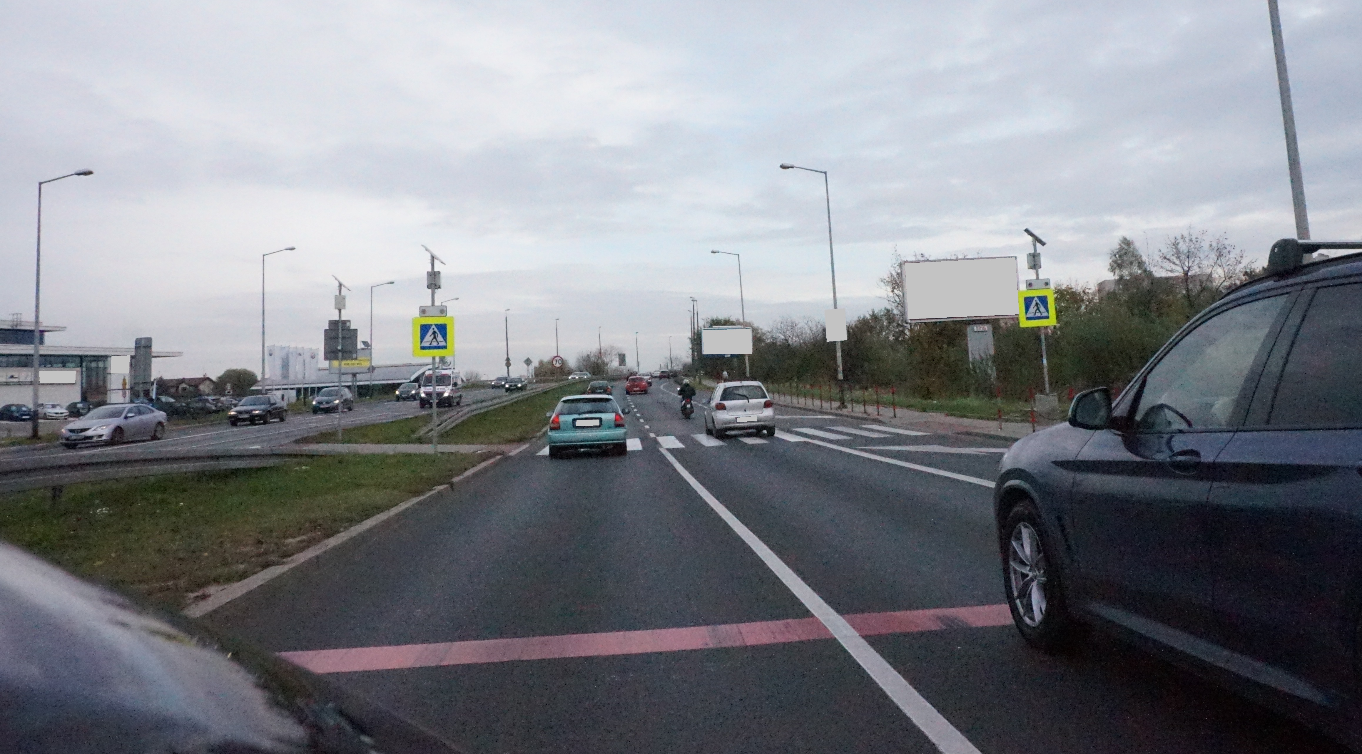 Pytanie Q-2618: Czy w przedstawionej sytuacji, bezpośrednio przed przejściem dla pieszych, wolno Ci wyprzedzić pojazd jadący sąsiednim pasem ruchu?