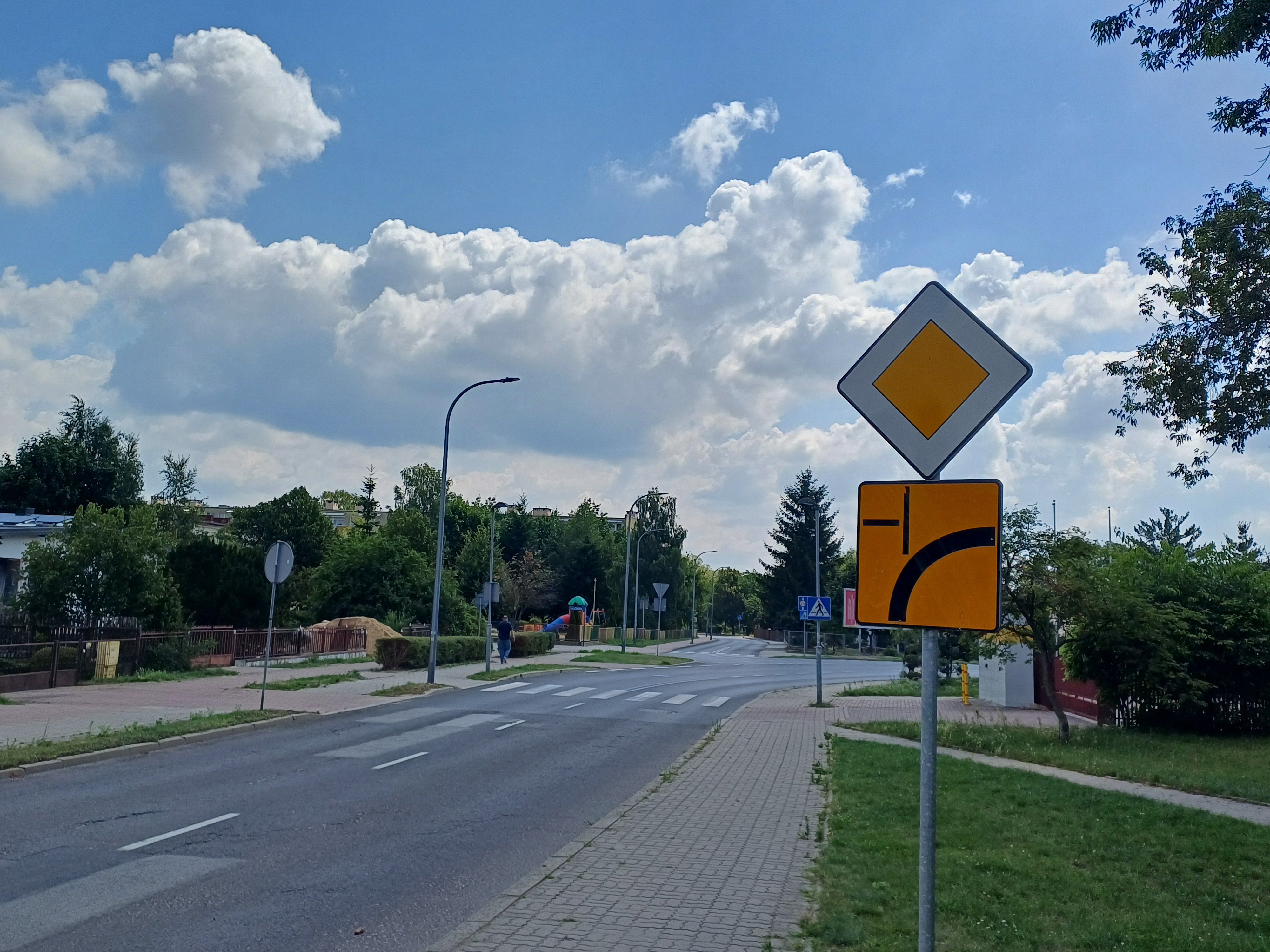 Pytanie Q-2561: Zamierzasz jechać na wprost przez skrzyżowanie. Czy masz obowiązek ustąpienia pierwszeństwa pojazdowi, który może nadjechać z prawej strony?