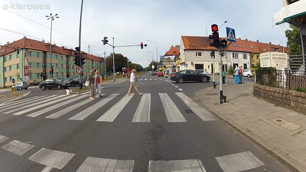 Pytanie Q-1476: Zamierzasz skręcić w prawo. Czy masz pierwszeństwo przed pieszymi?