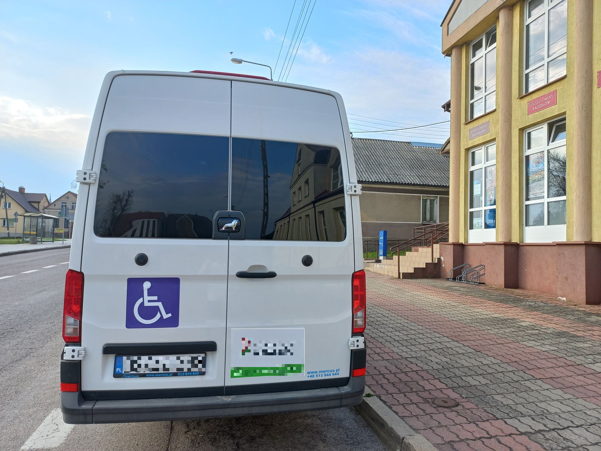 Pytanie Q-2448: Czy omijając pojazd oznaczony z przodu i z tyłu widoczną tablicą barwy niebieskiej i z włączonymi światłami awaryjnymi, masz zawsze obowiązek zatrzymać się podczas wsiadania lub wysiadania osoby niepełnosprawnej ?