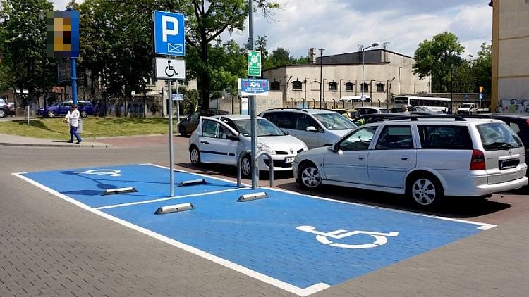 Pytanie Q-2449: Czy na tak oznaczonym miejscu możesz dokonać postoju pojazdu, jeżeli przewozisz osobę niepełnosprawną legitymującą się kartą parkingową?