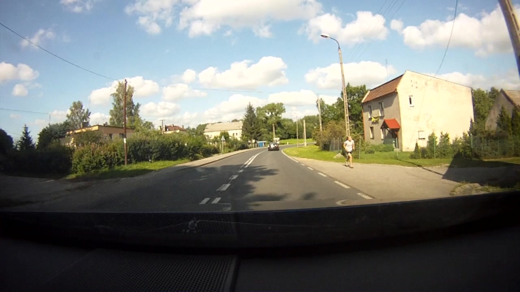 Pytanie Q-1905: Czy w przedstawionej sytuacji skręcając w prawo masz obowiązek ustąpić pierwszeństwa pieszemu?