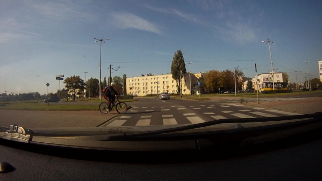 Pytanie Q-1922: Czy w przedstawionej sytuacji ustąpisz pierwszeństwa rowerzyście?