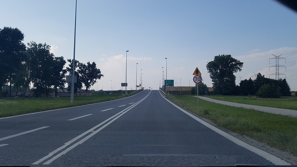 Pytanie Q-2353: Z jaką maksymalną prędkością wolno poruszać się za tymi znakami, gdy w bocznym wózku motocykla przewozisz sześcioletnie dziecko?