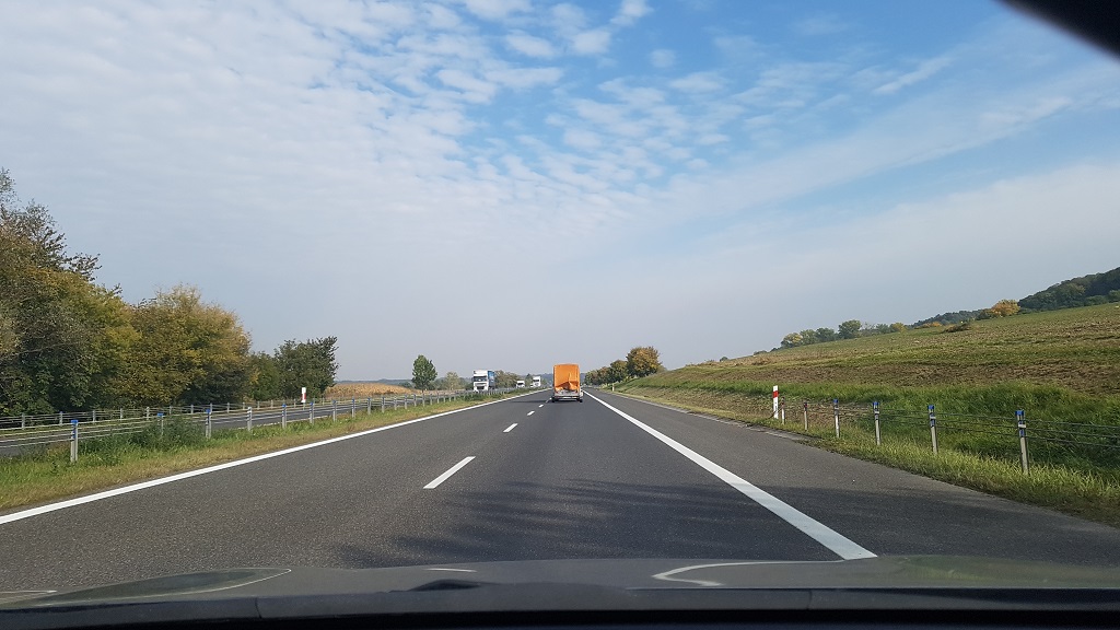 Pytanie Q-2367: Z jaką maksymalną prędkością kierującemu samochodem osobowym z przyczepą wolno jechać po tej drodze poza obszarem zabudowanym?