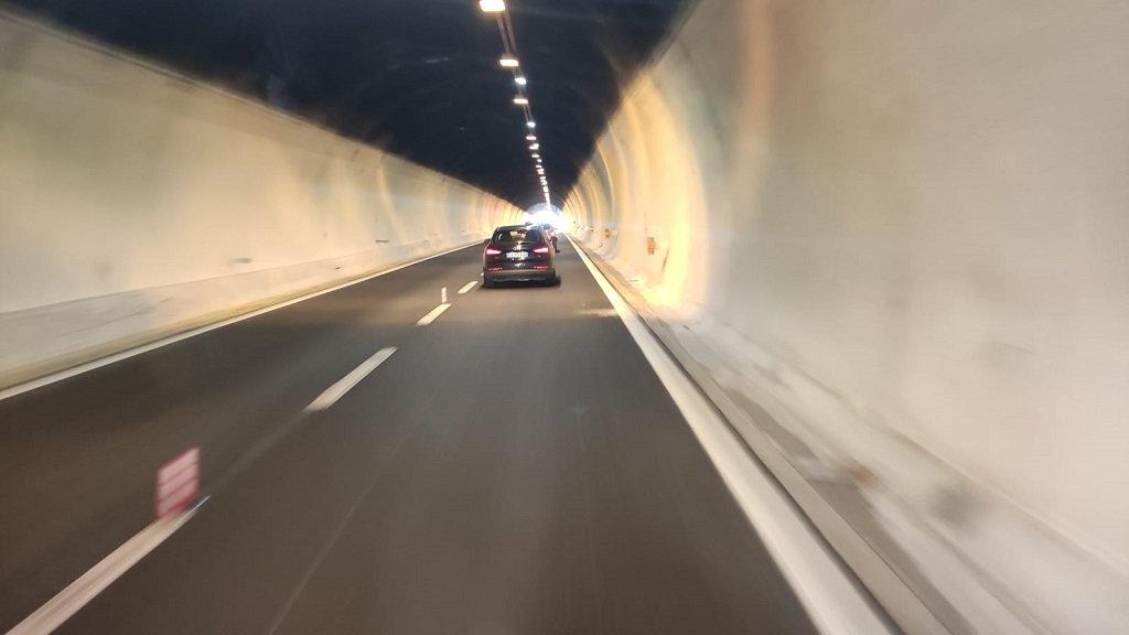Pytanie Q-2351: Z jaką prędkością, kierując samochodem osobowym, należy poruszać się za tym pojazdem, jeżeli tunel znajduje się poza obszarem zabudowanym, a jego długość wynosi 600 m?