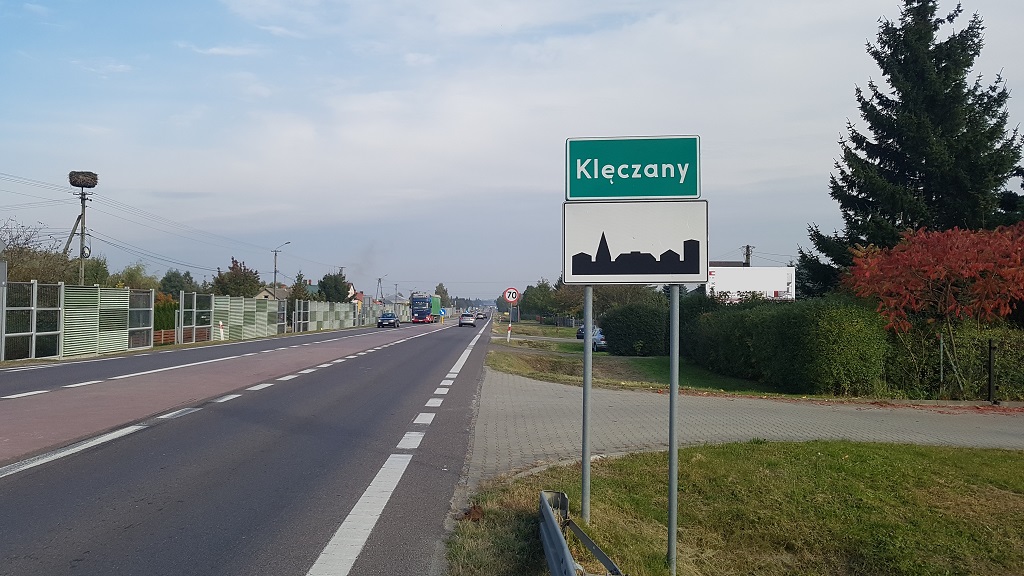 Pytanie Q-2363: Jaka jest dopuszczalna prędkość samochodu osobowego z przyczepą na tak oznakowanej drodze?