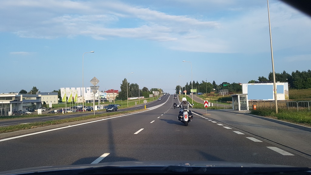 Pytanie Q-2354: Jaki odstęp od poprzedzającego pojazdu należy zachować kierując samochodem osobowym tą drogą?