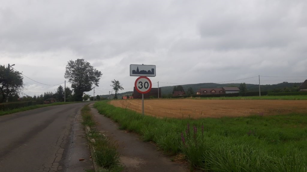 Pytanie Q-2370: Z jaką prędkością wolno kontynuować jazdę samochodem osobowym za tymi znakami?