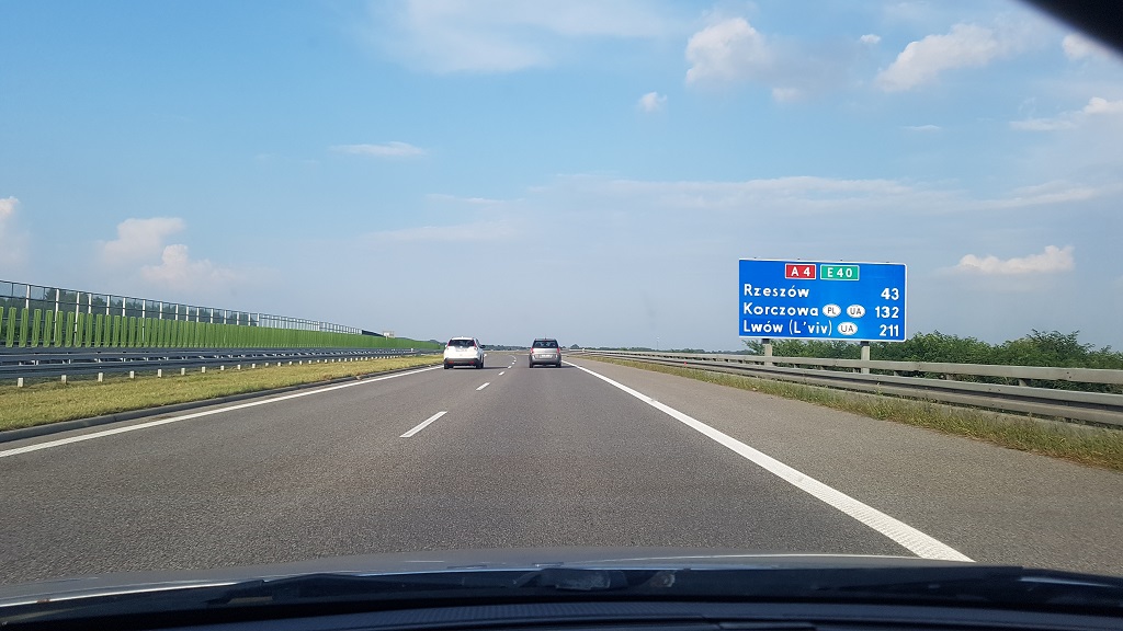 Pytanie Q-2355: Jaki minimalny odstęp należy zachować od poprzedzającego pojazdu, kierując samochodem ciężarowym o dmc 6 t z maksymalną dopuszczalną prędkością obowiązującą na tej drodze?