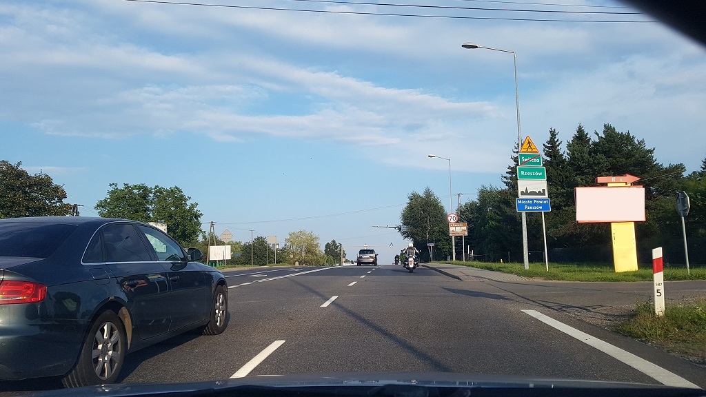 Pytanie Q-2368: Z jaką dopuszczalną prędkością kierującemu autobusem wolno kontynuować jazdę za tym znakiem zakazu?