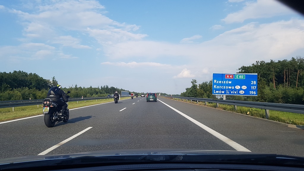 Pytanie Q-2357: Z jaką prędkością nie wolno poruszać się motocyklem po tej drodze?