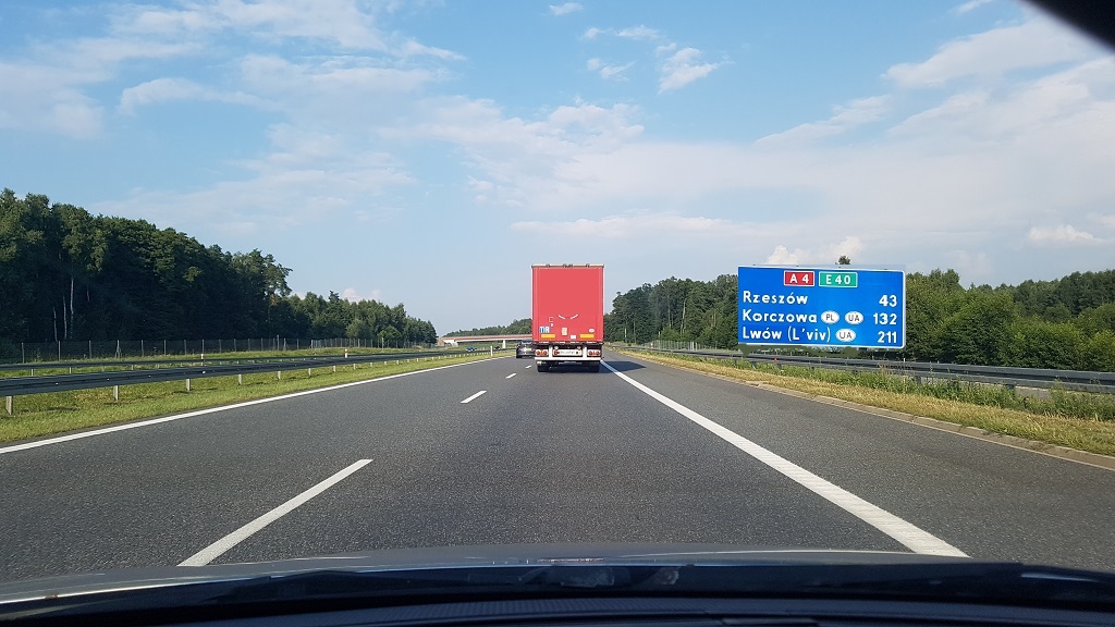 Pytanie Q-2356: Jaki minimalny odstęp masz obowiązek utrzymywać od pojazdu poprzedzającego?