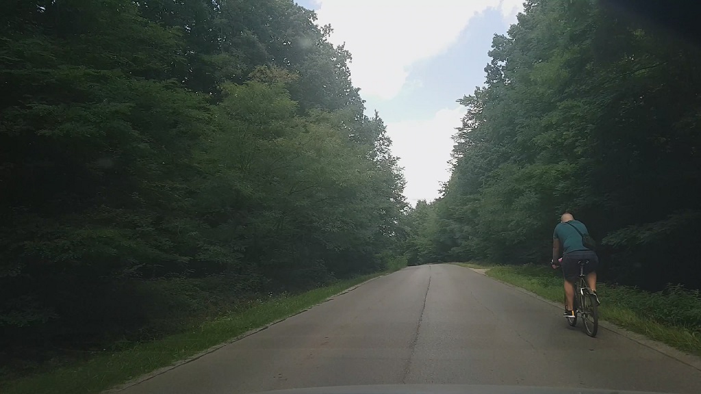 Pytanie Q-2369: Jaki minimalny odstęp boczny należy zachować, wyprzedzając motocyklem kierującego rowerem?